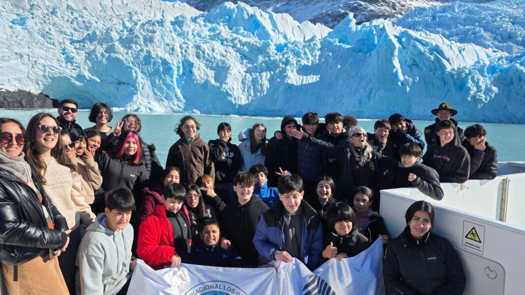 Estudiantes navegando entre témpanos en el Parque Nacional Los Glaciares