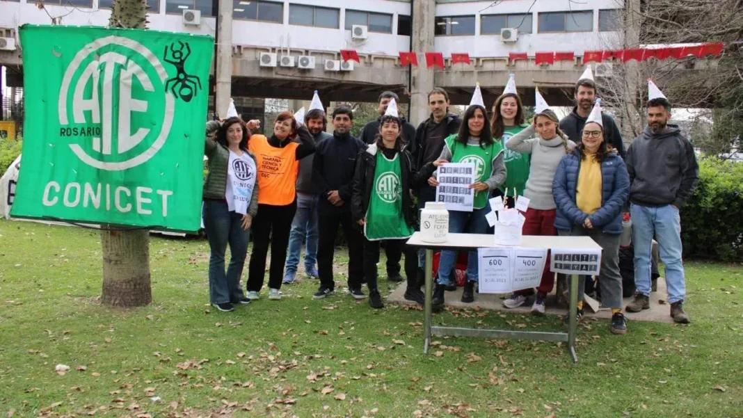 Trabajadores del Conicet en Rosario durante la protesta por demoras en designaciones