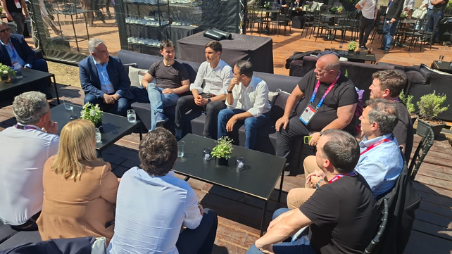 Maximiliano Pullaro junto a gobernadores y dirigentes en el Fan Fest de Rosario durante los Juegos Suramericanos