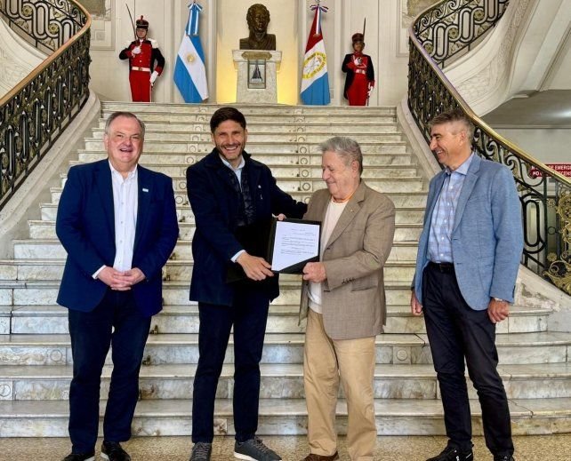 Maximiliano Pullaro durante la inauguración de la pista de atletismo para los Juegos Suramericanos 2026
