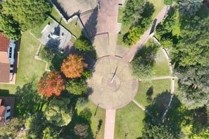 Reloj de sol del Paseo de las Tres Culturas en Santa Fe