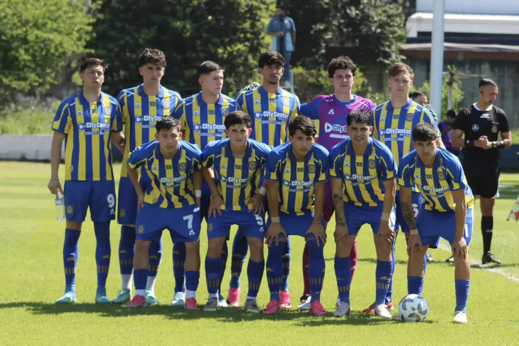 Jugadores de la reserva de Central celebrando el gol de Ayrton Muñoz