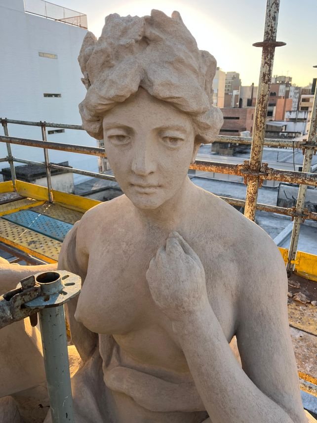 Fachada del edificio de la Facultad de Ciencias Económicas de la UNR en restauración