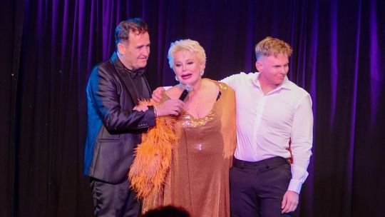 Elenco de la revista Vuelve en escena sobre el escenario del Teatro Buenos Aires