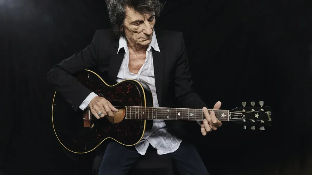 Ronnie Wood tocando la guitarra en un escenario