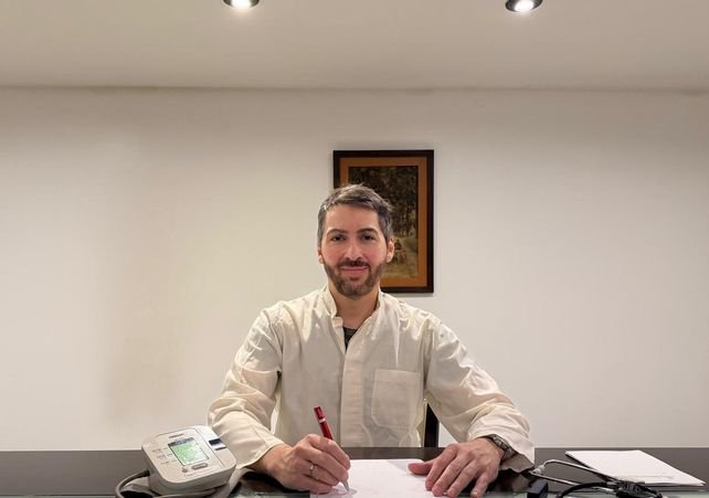 Persona mayor con abrigo en invierno