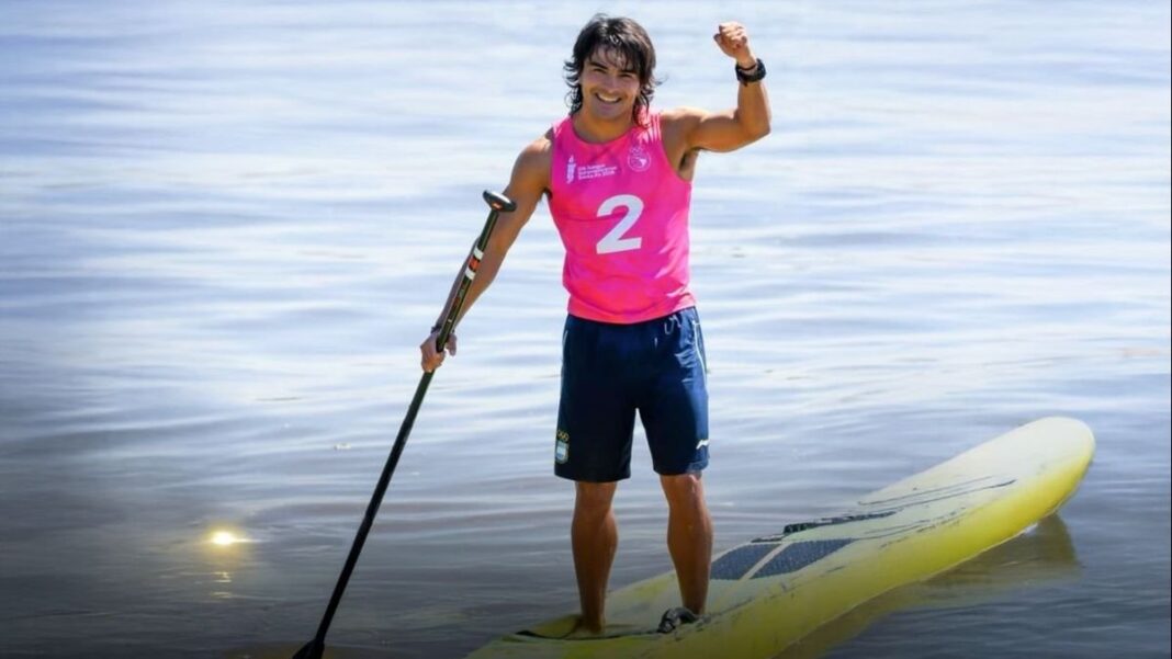 Santino Basaldella compitiendo en la final de sprint masculino de stand up paddle en la laguna Setúbal durante los Juegos Suramericanos Santa Fe 2026