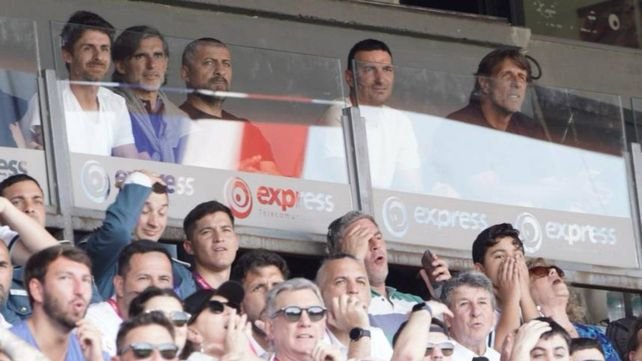 Lionel Scaloni observa el partido de Argentina sub-23 en el estadio Coloso del Parque