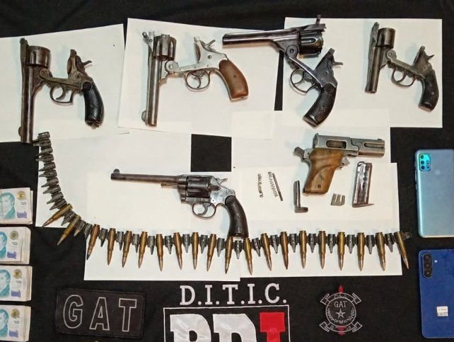 Operativo policial con armas secuestradas en Rosario