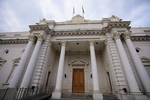 Vehículos en una calle de Santa Fe durante una carrera ilegal
