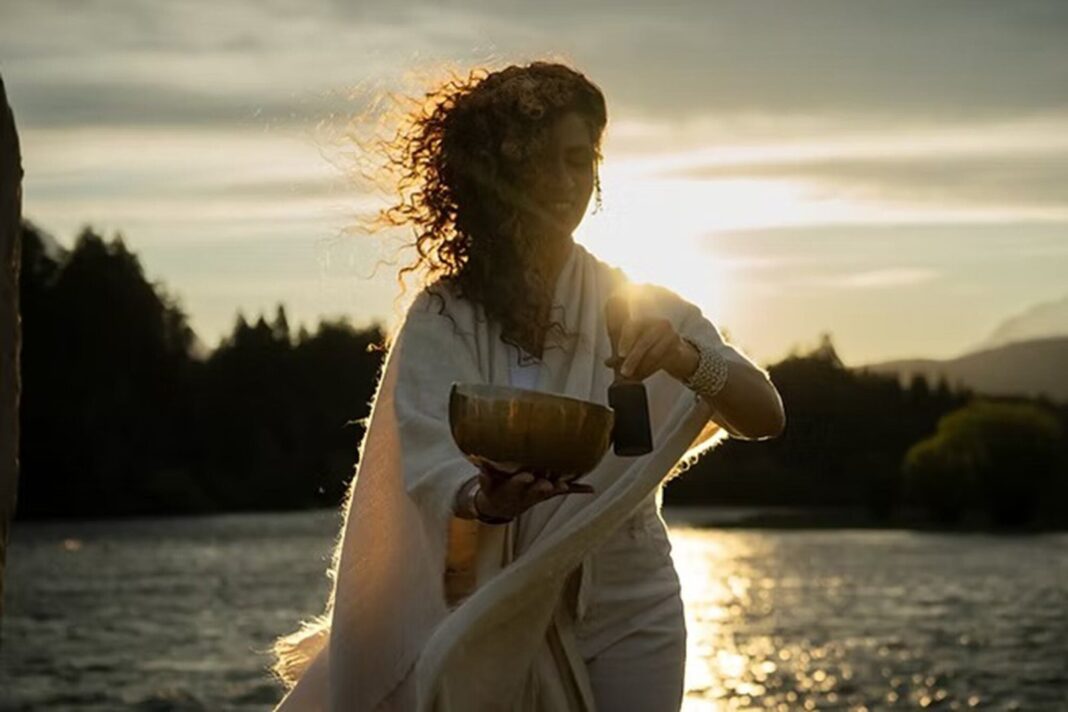 Sol Wais tocando cuencos tibetanos durante una sesión de sound healing