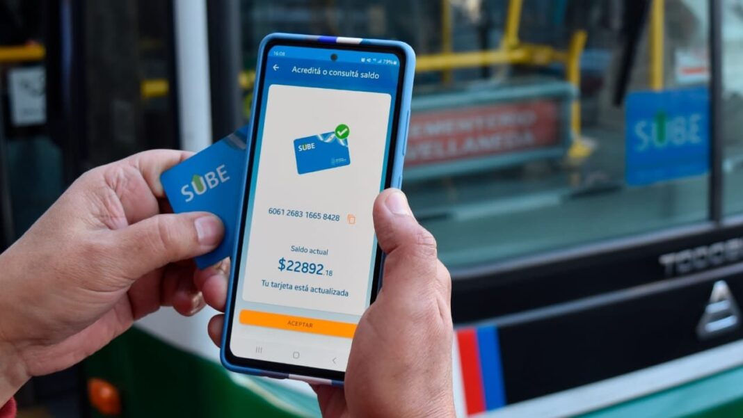 Persona validando tarjeta SUBE en un molinete de estación de tren