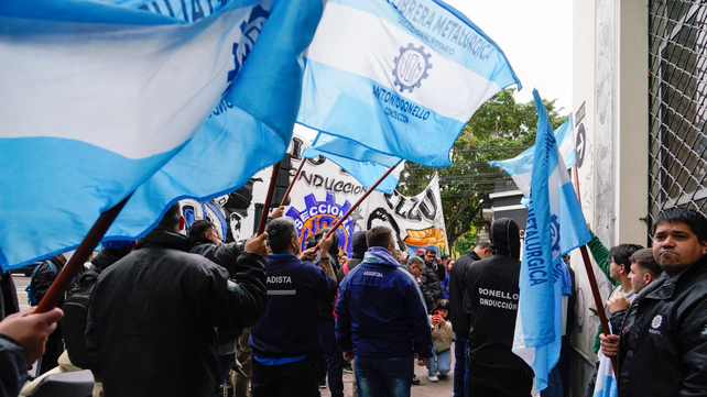 Movilización de la UOM frente al Ministerio de Trabajo de Santa Fe por el cierre de Electrolux