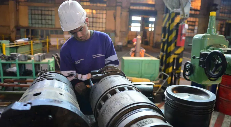 Planta industrial con maquinaria en funcionamiento
