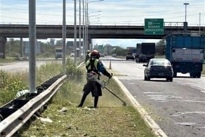 Trabajadores de Vialidad Nacional realizando tareas de mantenimiento en la Circunvalación Oeste de Santa Fe