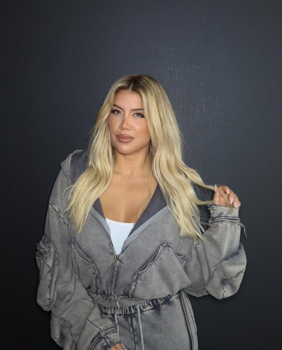 Wanda Nara firmando contrato con labial para su reality show en Disney+