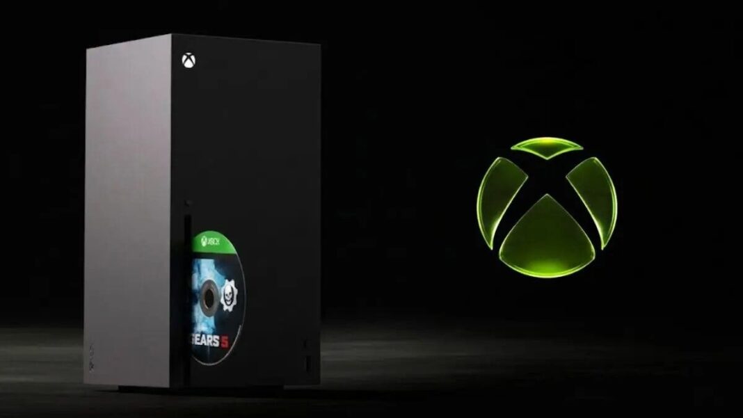 Consola Xbox con un disco físico insertado y una interfaz digital en pantalla