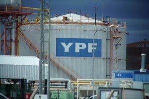 Estación de servicio YPF con surtidores de combustible