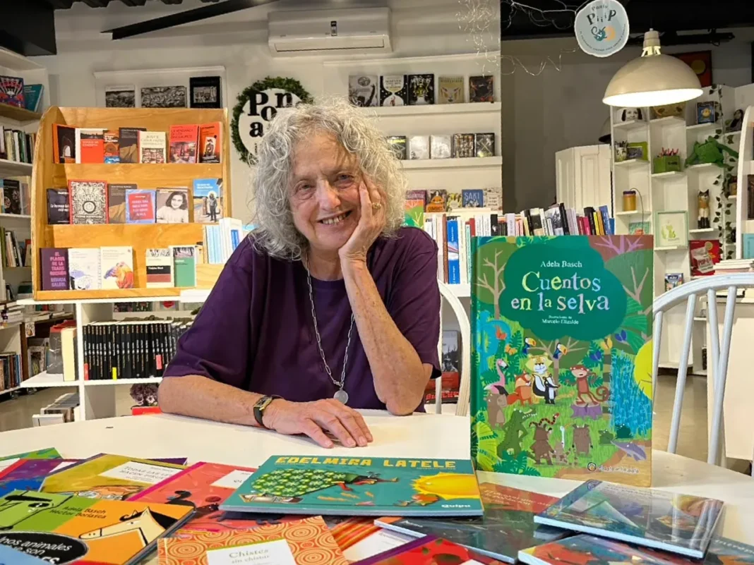 Adela Basch en un encuentro con lectores en Ponsatti Libros, Funes