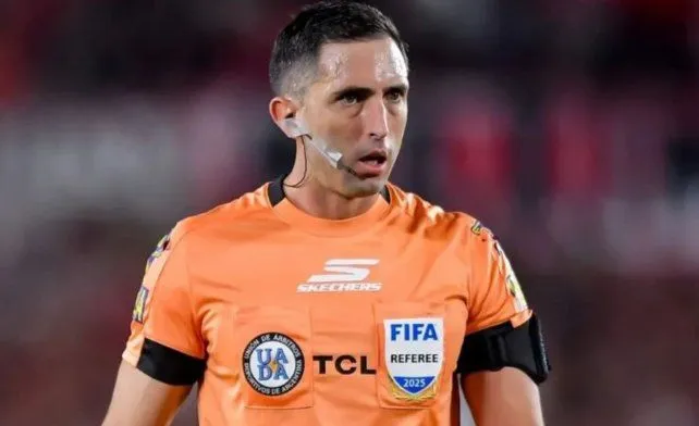 Árbitro de fútbol durante un partido