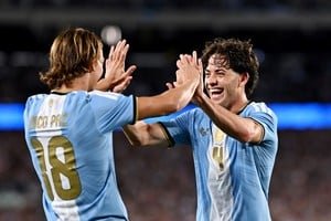 Agustín Giay y Soledad Pastorutti durante el intercambio de prendas en el campo de juego