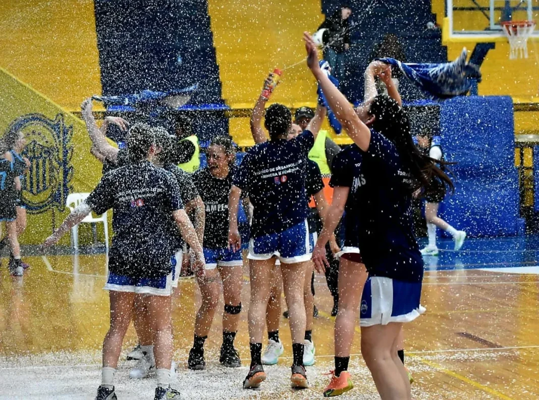 Jugadoras de Alba Argentina de Maciel festejando el título de la Primera B femenina de la Rosarina en el estadio Cruce Alberdi