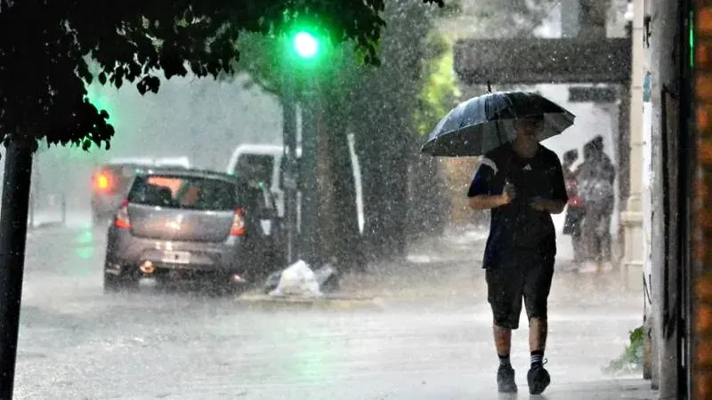 Cielo nublado y lluvia en la ciudad de Rosario