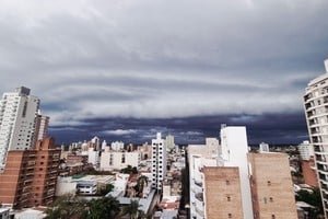 Cielo nublado y oscuro sobre la ciudad de Santa Fe durante el alerta amarilla por tormentas fuertes