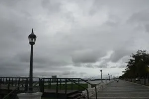 Cielo nublado con tormentas sobre la ciudad de Santa Fe