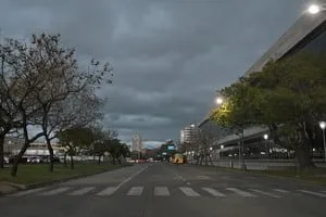 Cielo nublado con tormentas en la ciudad de Santa Fe