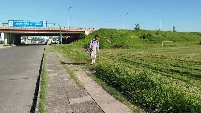 Tareas de desmalezamiento en la avenida Circunvalación de Santa Fe