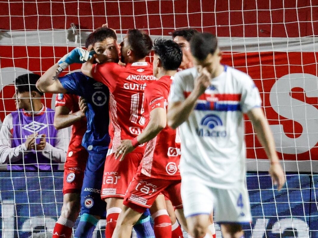 Jugadores de Argentinos Juniors celebrando un gol ante Tigre en La Paternal