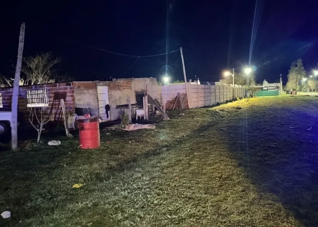 Móvil policial en la escena del ataque a balazos en Alvear