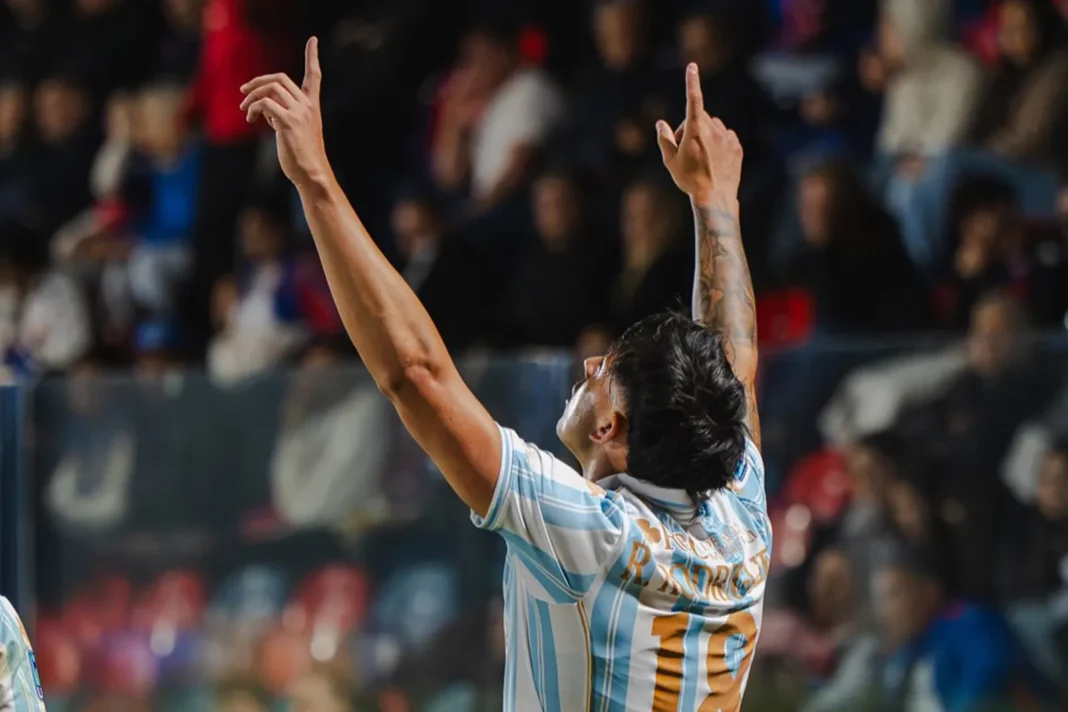 Jugadores de Atlético Tucumán celebrando el gol ante Tigre en Victoria