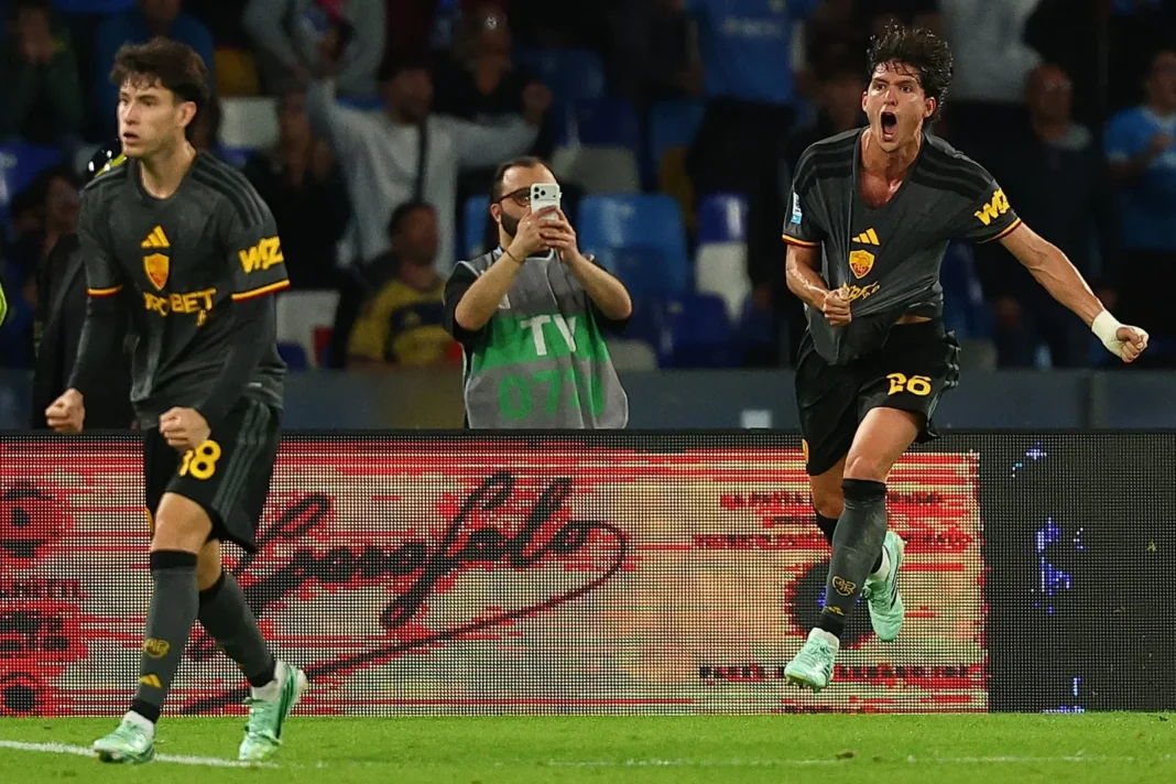 Leonardo Balerdi celebra uno de sus dos goles en el empate 3-3 entre Roma y Napoli