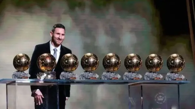 Trofeo del Balón de Oro exhibido durante la ceremonia de entrega