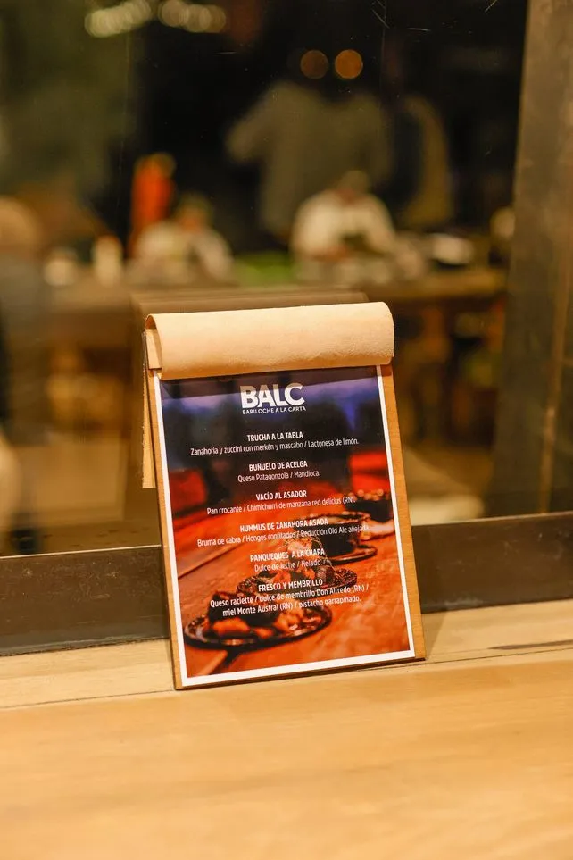 Feria gastronómica de Bariloche a la Carta en el Centro Cívico con stands de productores y visitantes