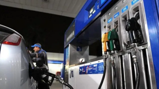 Surtidor de combustible en una estación de servicio de Santa Fe