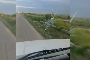 Camión con un vidrio roto por un piedrazo en la Ruta Nacional 11, Santa Fe