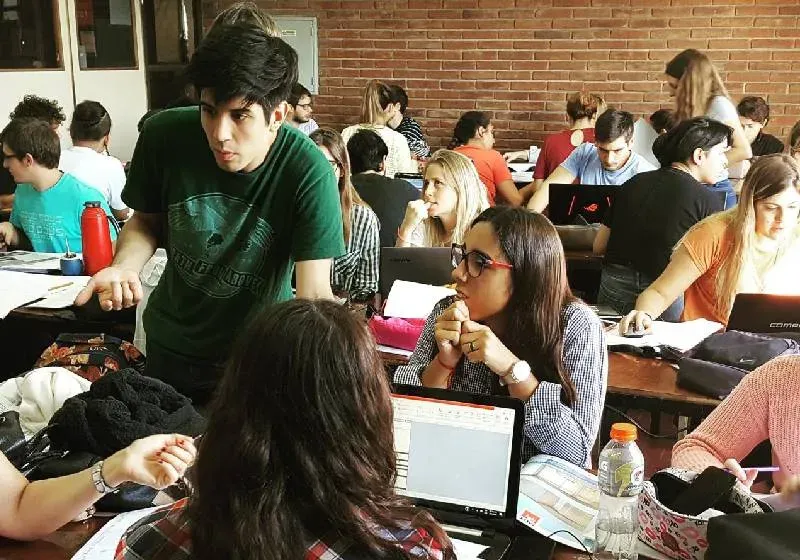 Estudiantes de arquitectura presentando proyectos en la convocatoria PEPA.SF del CAUPSF