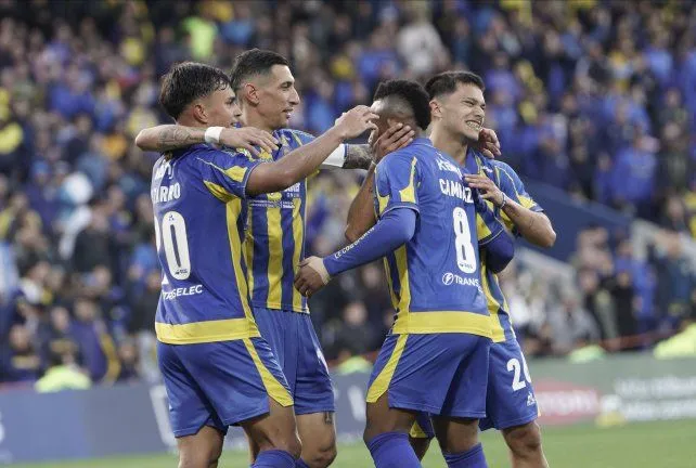 Jugadores de Central celebrando un gol ante Independiente Rivadavia