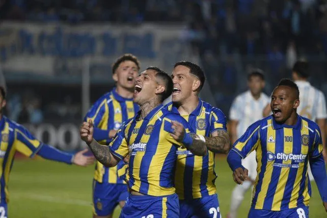 Jugadores de Rosario Central celebrando un gol durante el partido contra Atlético Tucumán