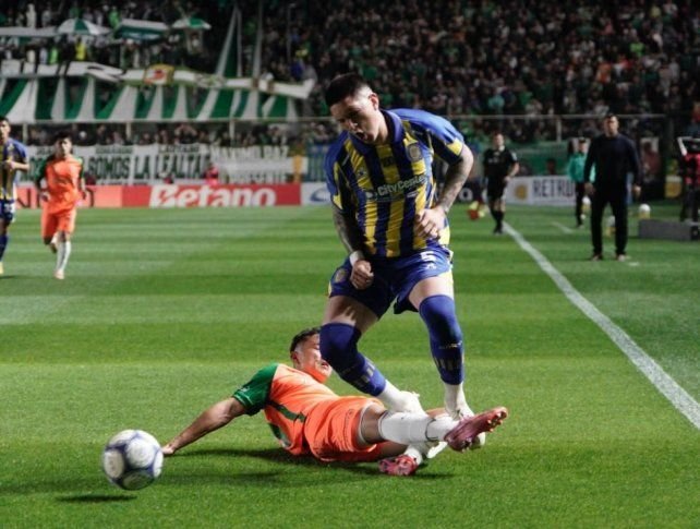 Jugadores de Central y Banfield disputando una pelota en el partido por la primera fecha del torneo