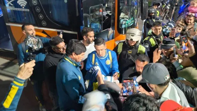 Plantel de Rosario Central arribando al aeropuerto de Tucumán