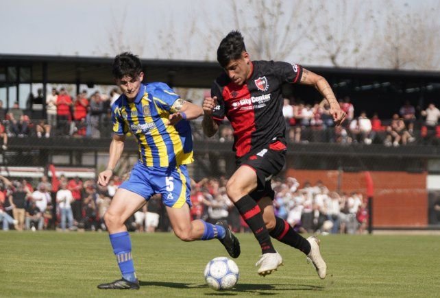 Jugadores de Rosario Central y Newell's Old Boys disputando un clásico rosarino