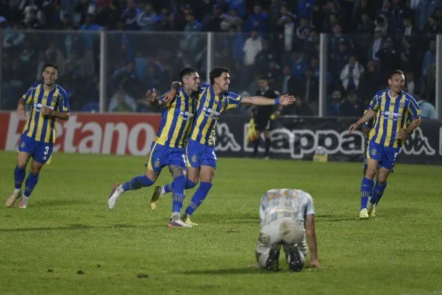 Jugadores de Central celebrando un gol en el Gigante de Arroyito