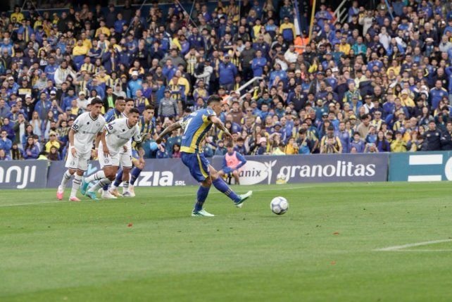Jugadores de Rosario Central celebrando un gol ante Independiente Rivadavia