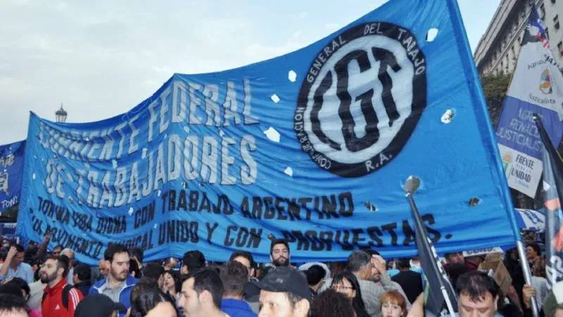 Marcha sindical en Rosario con banderas de la CGT