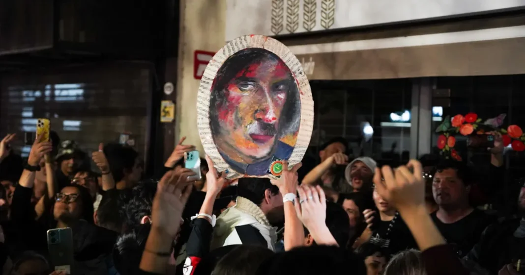 Multitud reunida en la esquina de Coronel Díaz y Santa Fe durante la vigilia por los 75 años de Charly García