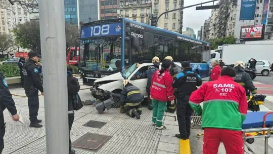 Intersección de las avenidas 9 de Julio y Santa Fe, lugar del choque entre un colectivo y un auto